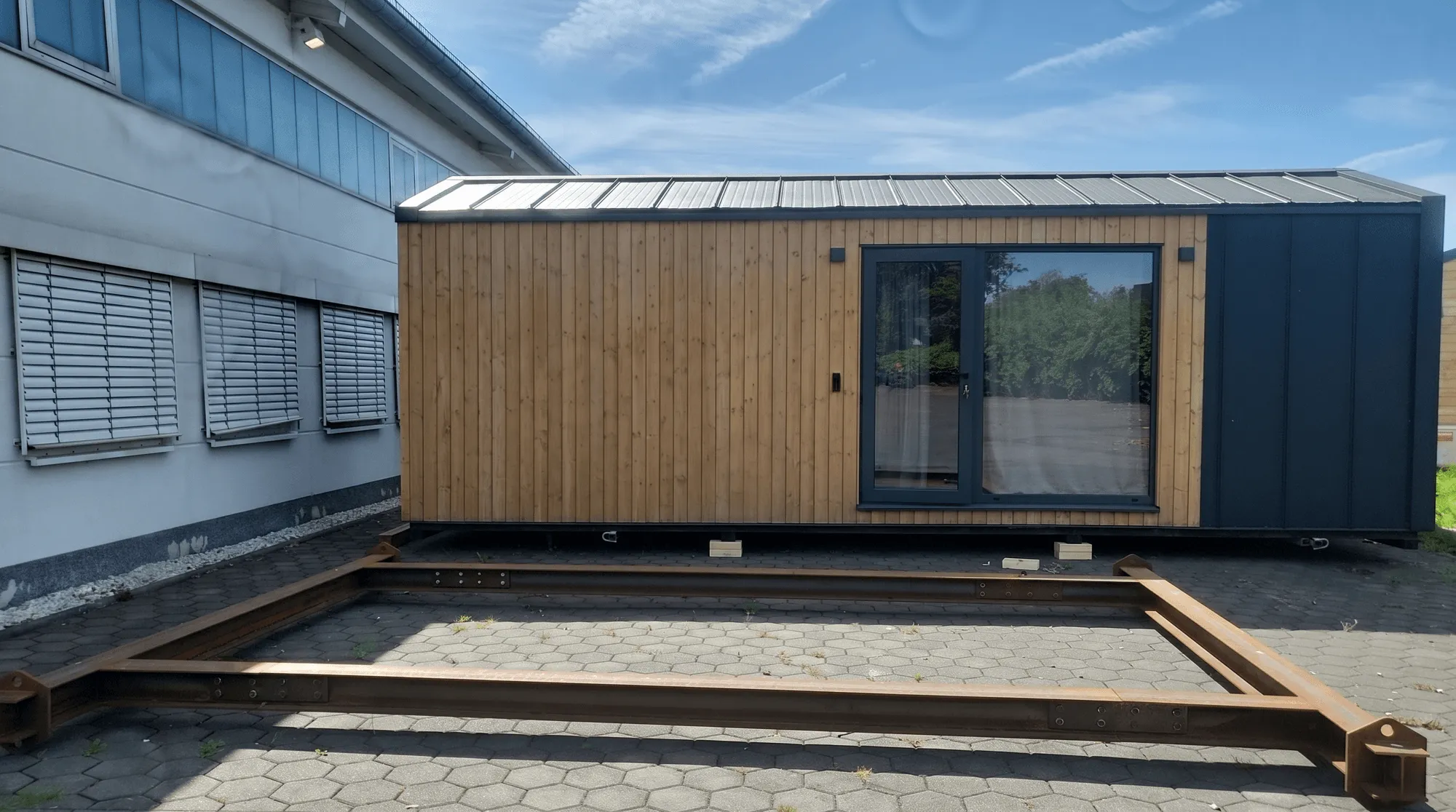 Freistehende Tectum Moduleinheit mit Holzfassade